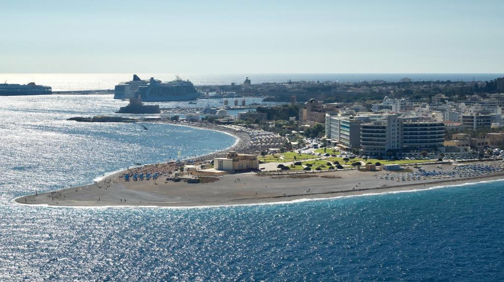 een luchtzicht op een strand in de oceaan bij Cactus Hotel in Rhodos-stad