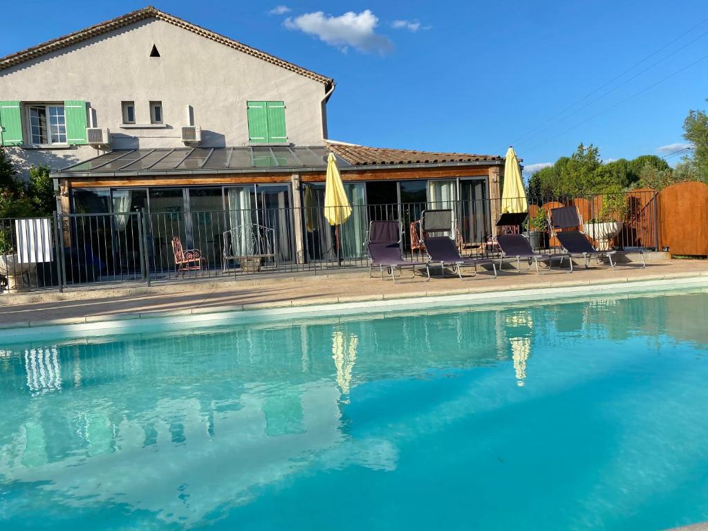 The swimming pool at or close to Le Plan B - Hôtel 3 étoiles - Restaurant