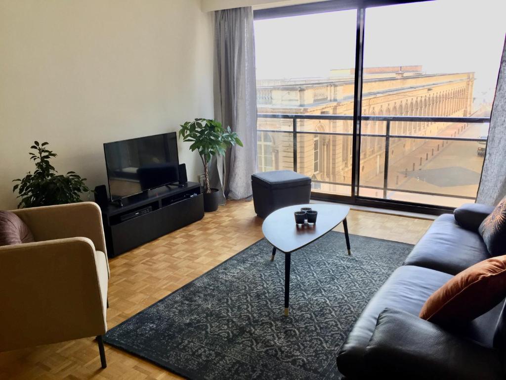 O zonă de relaxare la Rustig appartement met zeezicht dicht bij het centrum