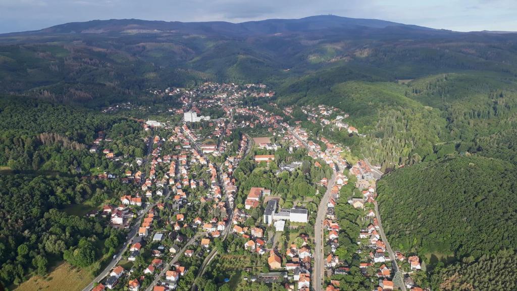 Pemandangan umum gunung atau pemandangan gunung yang diambil dari apartemen