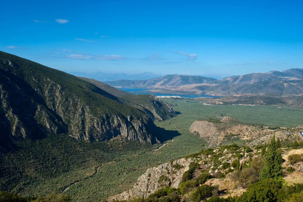 vista dalla cima di una montagna di Acropole Delphi City Hotel a Delfi