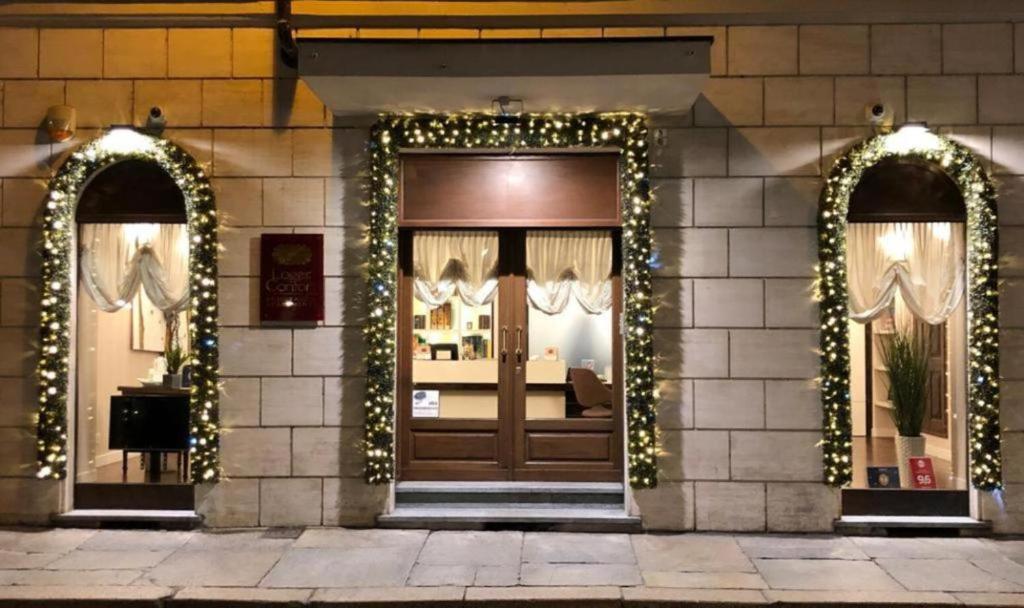 un negozio con le luci di Natale e una porta di Loger Confort Residence & Apartments a Torino