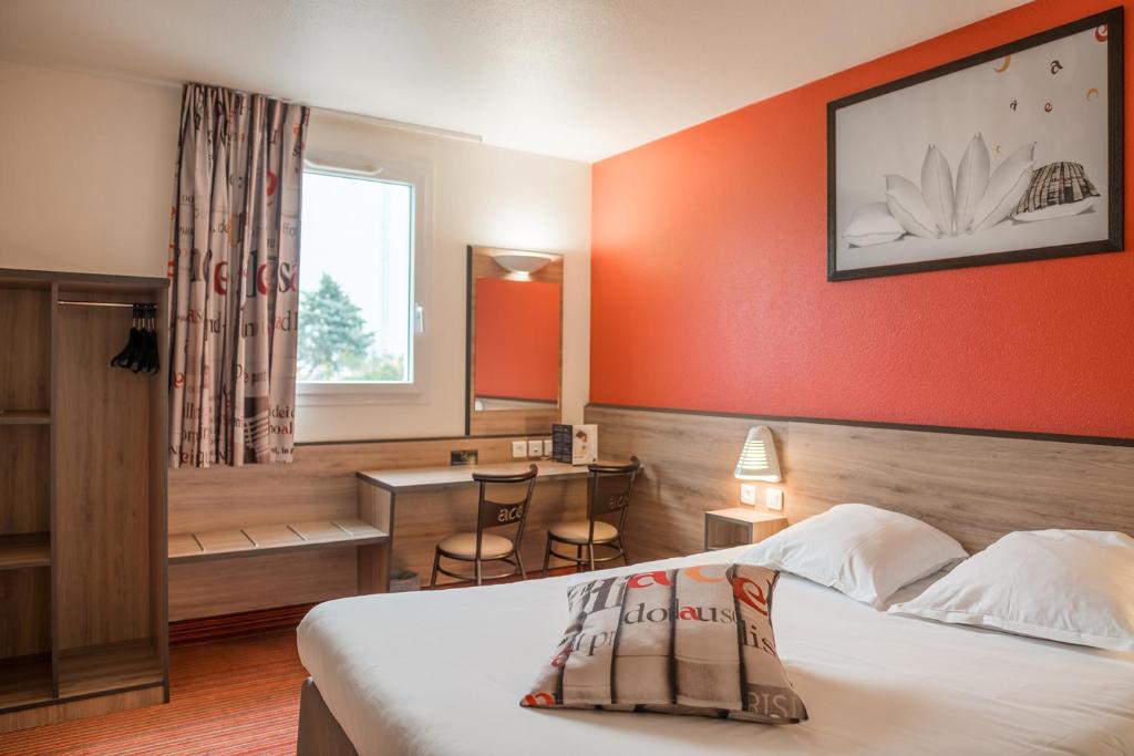 Un pat sau paturi într-o cameră la Ace Hotel Poitiers