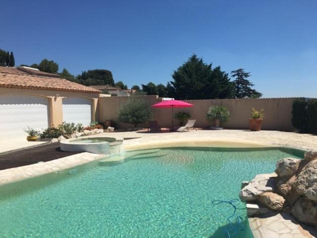 Piscina a Château Gombert o a prop