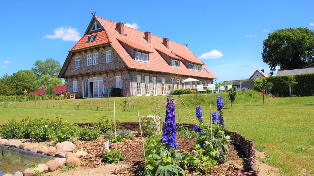 een huis met een tuin ervoor bij Landhaus Fünfseen in Funfseen