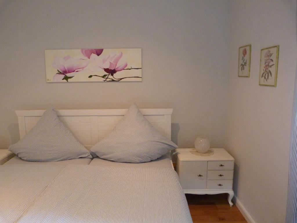 Una cama o camas en una habitación de Gästezimmer Am Hüstert