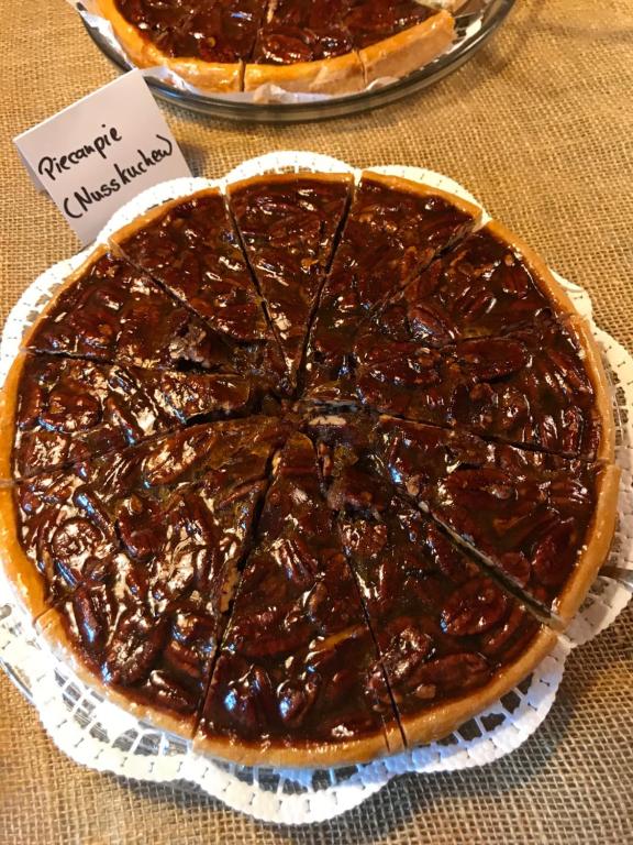 une grande pizza au chocolat assise sur une table dans l'établissement Western-Inn, à Klipphausen