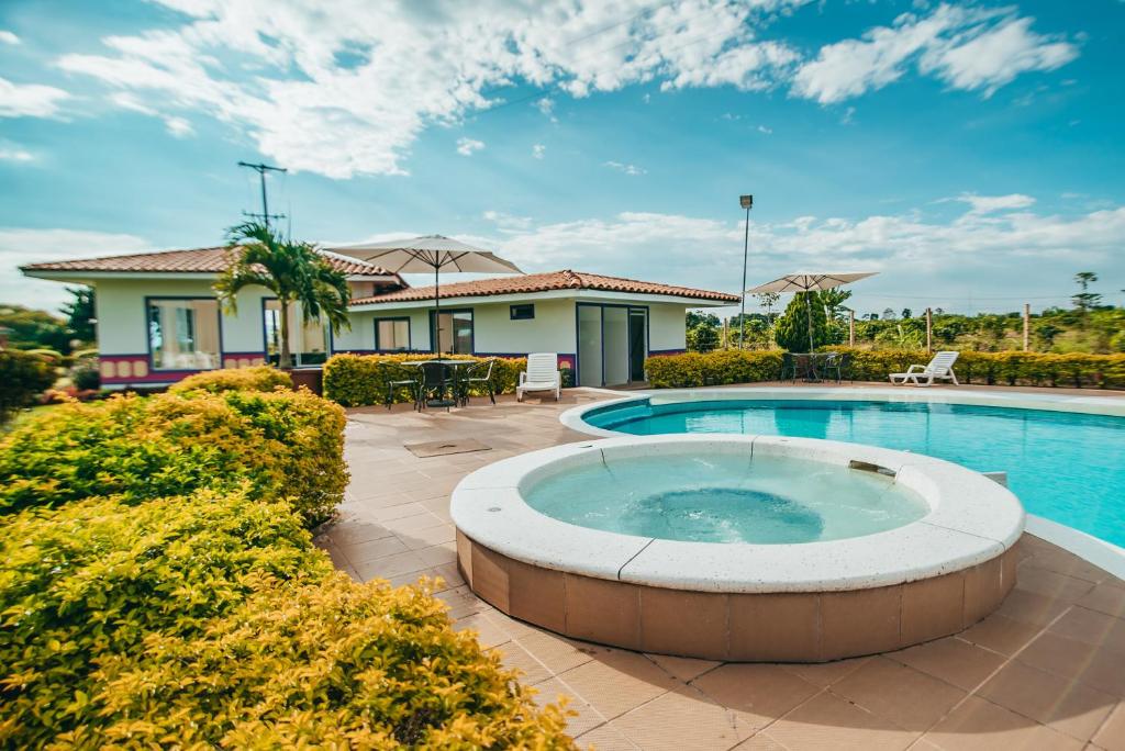 Swimmingpoolen hos eller tæt på Hotel Arrayanes del Quindío