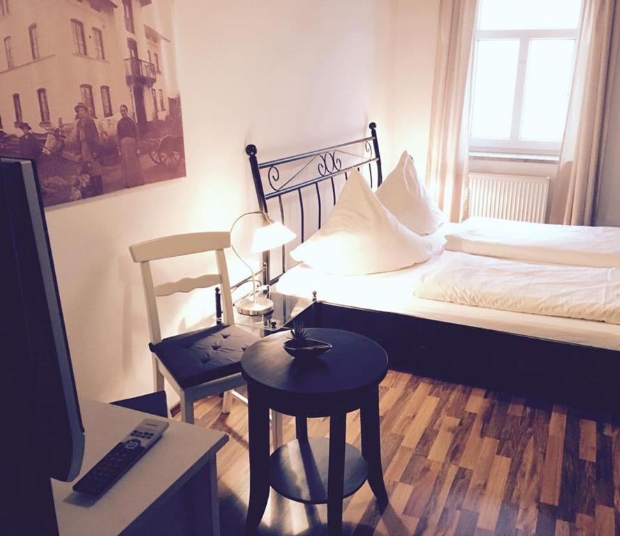 Katil atau katil-katil dalam bilik di Dorfschänke DEGGENDORF Ferienwohnung,Appartement,Hotelzimmer