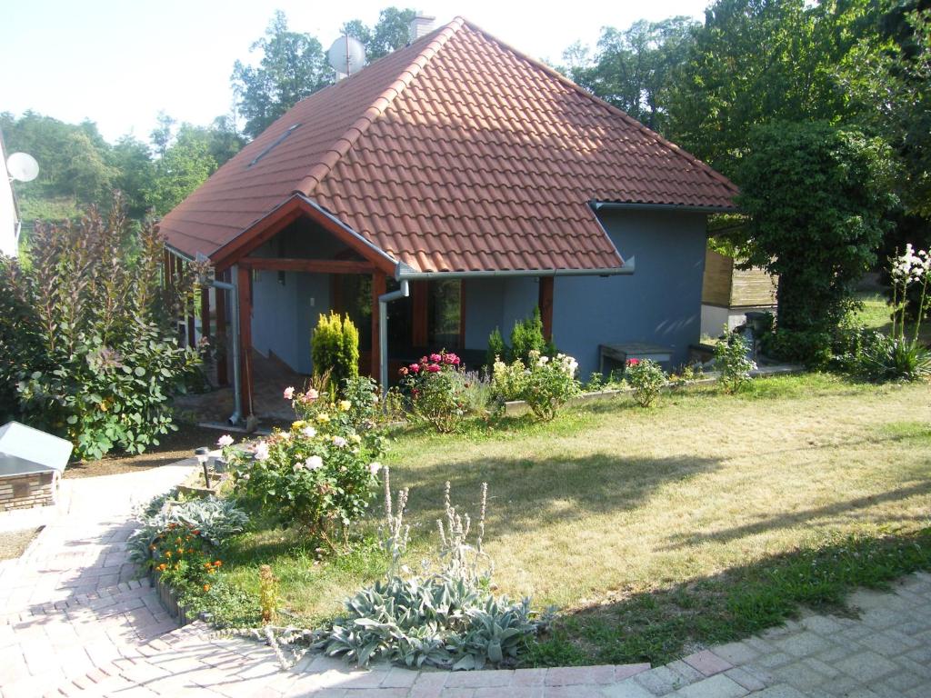 Garden sa labas ng Klára Apartmanház