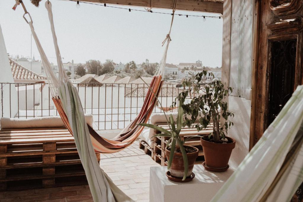 A balcony or terrace at Casa da Madalena Backpackers Hostel