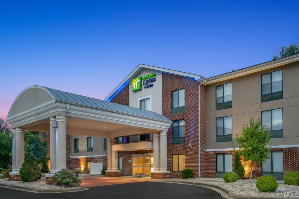 an image of a hotel building at Holiday Inn Express & Suites Tell City, an IHG Hotel in Tell City