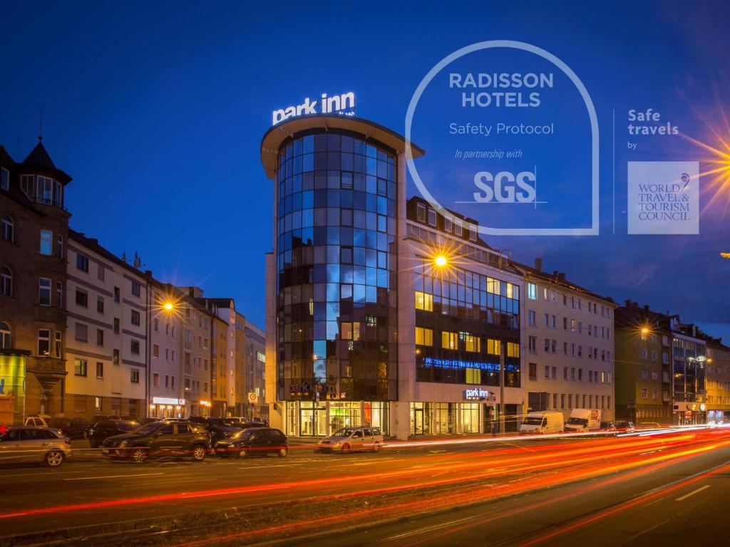 a building on a city street at night at Park Inn by Radisson Nürnberg in Nürnberg