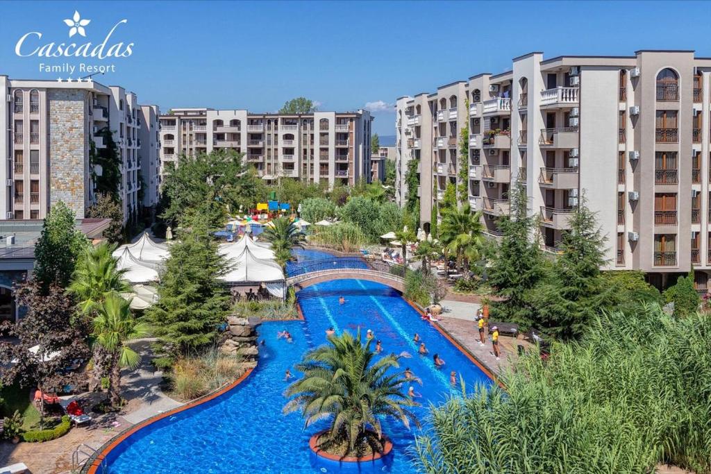 בריכת השחייה שנמצאת ב-Cascadas Family Resort או באזור