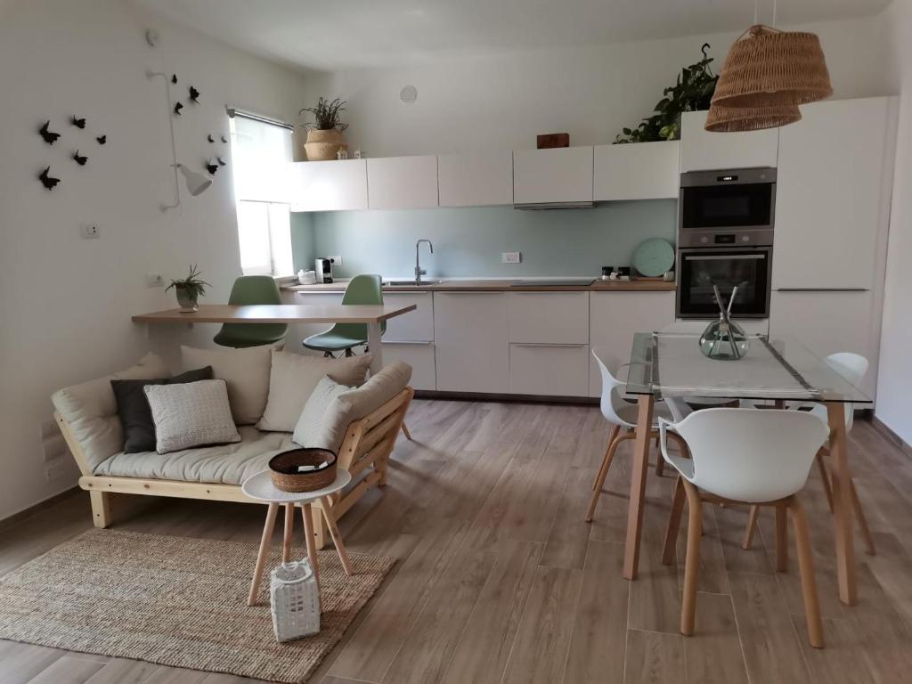 cocina y sala de estar con sofá y mesa en Al 50 mq, en Lecce