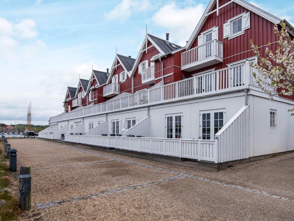 een groot rood-wit gebouw met veel ramen bij Holiday home Gråsten LXVIII in Gråsten