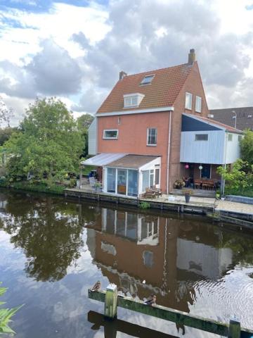 Characteristic detached house next to water في زاندام: جلسه في المنزل بجانب تجمع المياه