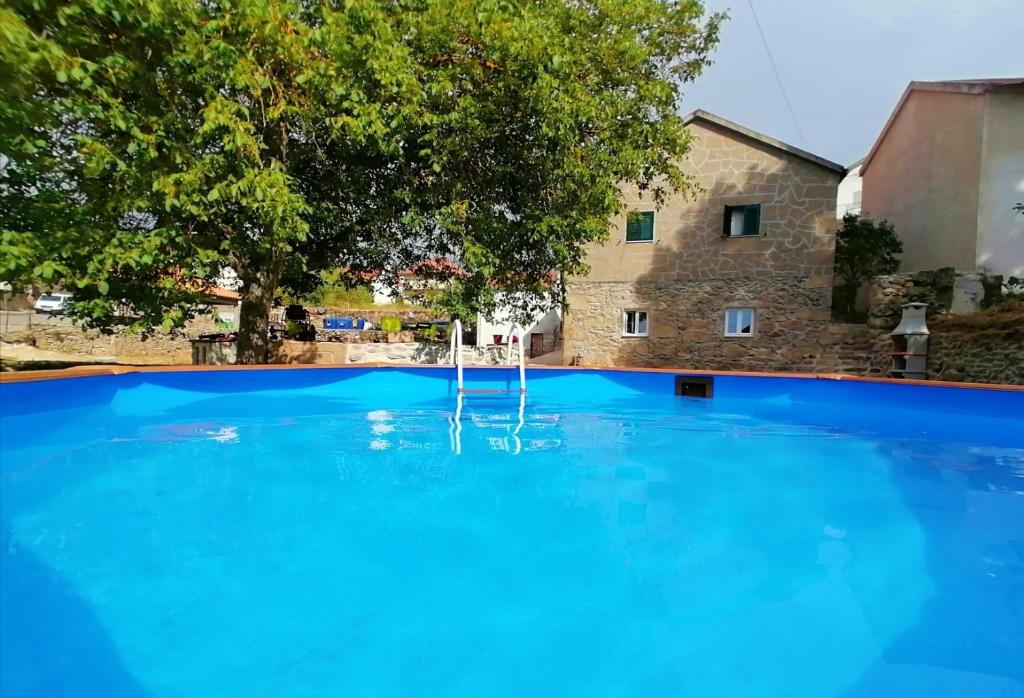 A piscina localizada em Cantinho D'Aldeia ou nos arredores