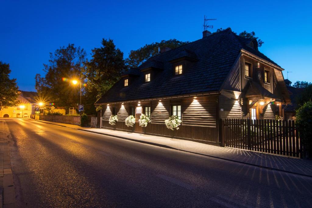 een oud houten huis in een straat 's nachts bij Sophia Studio in Kazimierz Dolny