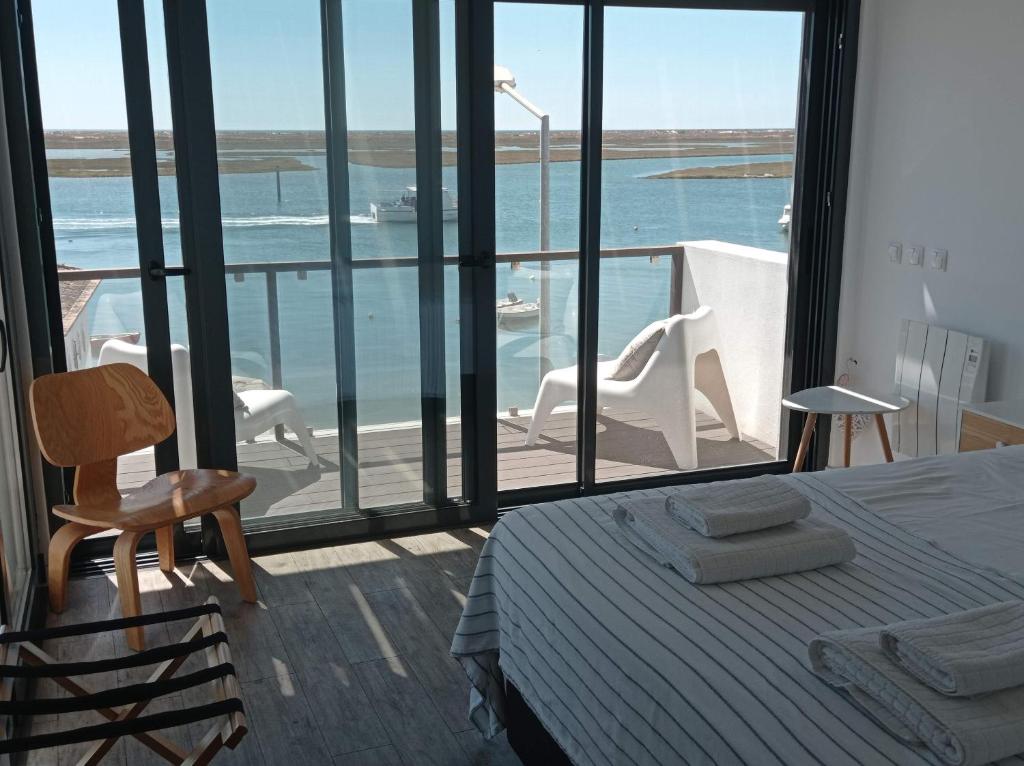 um quarto com uma cama e vista para o oceano em Flamingo Beach House em Santa Luzia