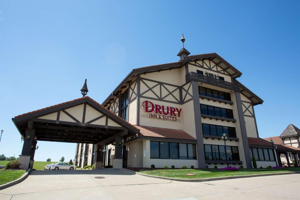 Drury Inn & Suites Jackson MO في Jackson: مبنى عليه لافته