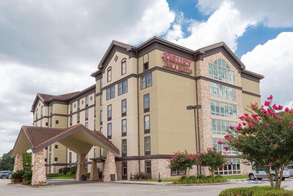 eine Darstellung der Fassade eines Hotels in der Unterkunft Drury Inn & Suites Lafayette LA in Lafayette