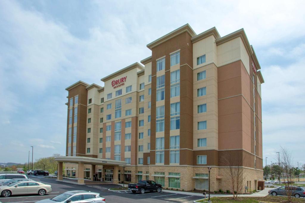 een weergave van een hotel met auto's geparkeerd op een parkeerplaats bij Drury Inn & Suites Pittsburgh Airport Settlers Ridge in Pittsburgh