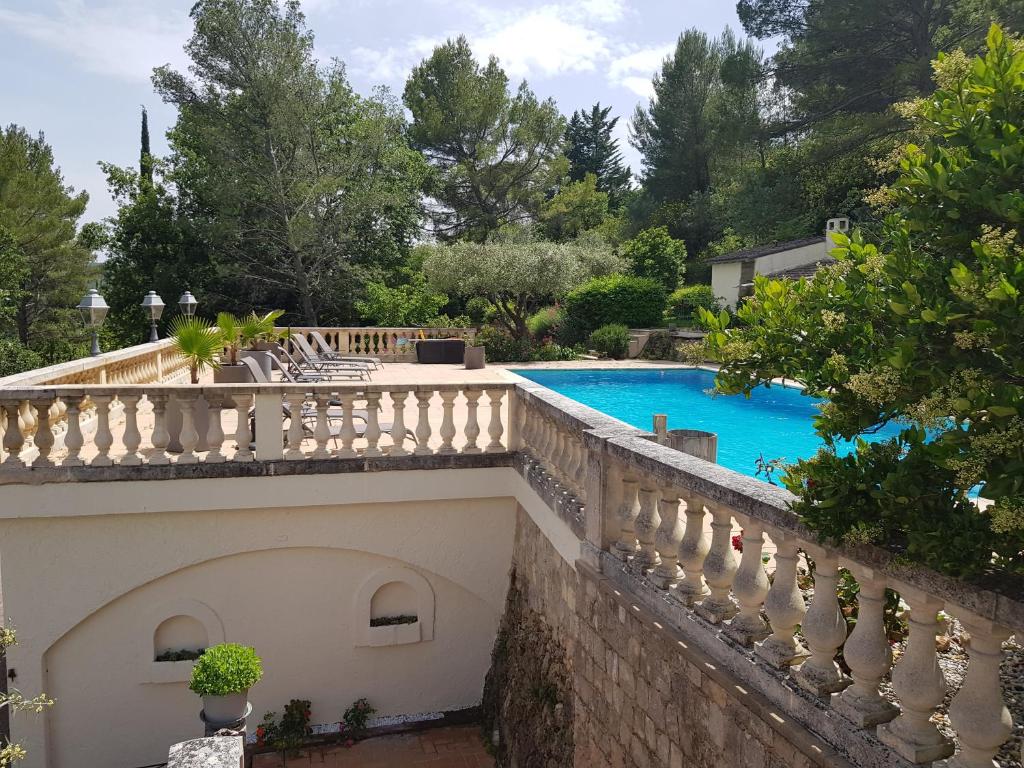 einen externen Blick auf eine Villa mit einem Pool in der Unterkunft Villa Manoe in Draguignan