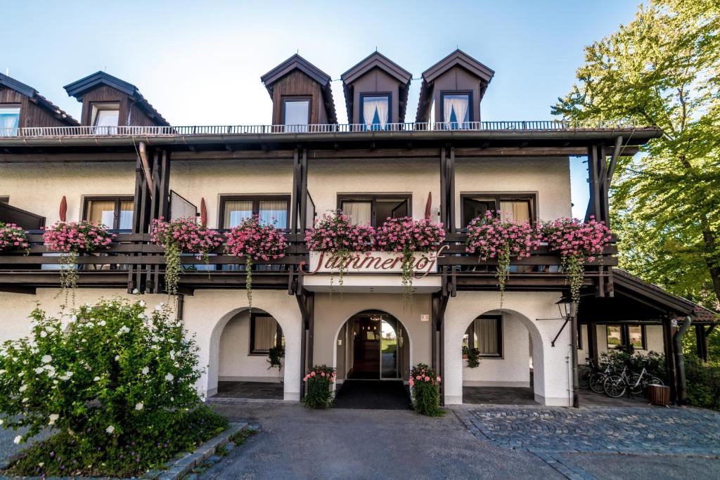 een huis met bloemen op het balkon bij Hotel Summerhof in Bad Griesbach