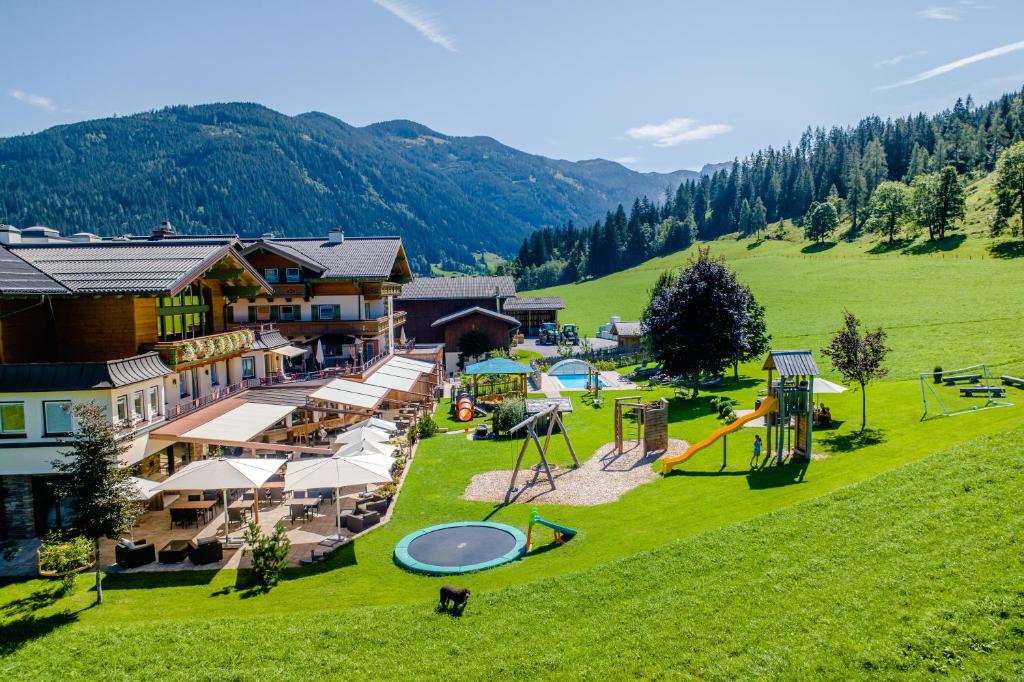 - Vistas aéreas a un complejo con parque infantil en Hotel Taxerhof, en Radstadt