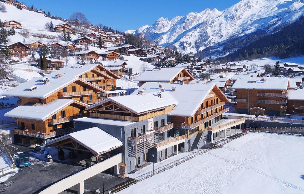 uma vista aérea de uma estância de esqui na neve em Hôtel Prestige Odalys Le Chamois em La Clusaz