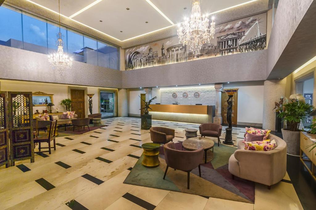 een woonkamer met een lobby met een kroonluchter bij Hotel Real Maestranza in Guadalajara