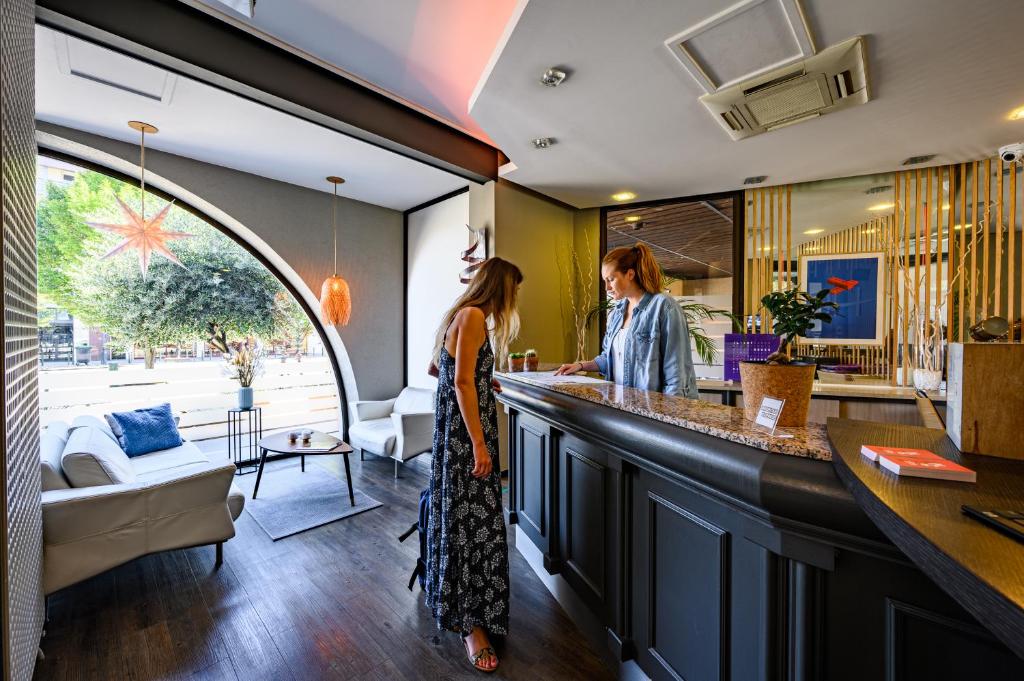 two women standing at a counter in a kitchen at Hotel Gascogne in Toulouse