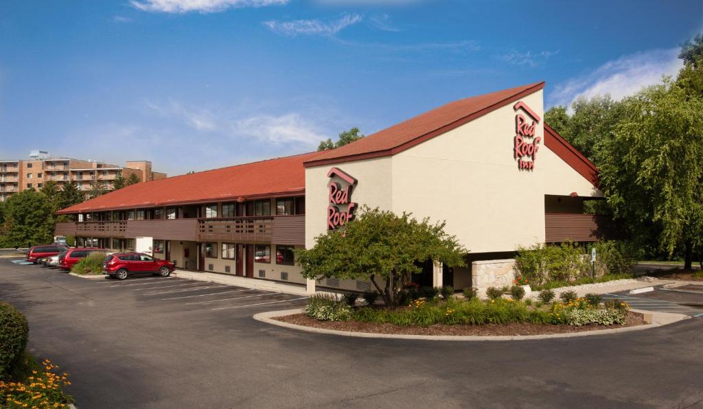 un edificio con un estacionamiento delante de él en Red Roof Inn Detroit - Dearborn-Greenfield Village, en Dearborn