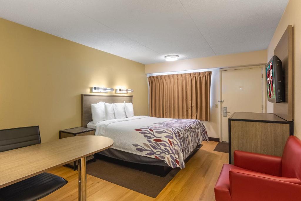 Кровать или кровати в номере Red Roof Inn Kalamazoo West - Western Michigan U