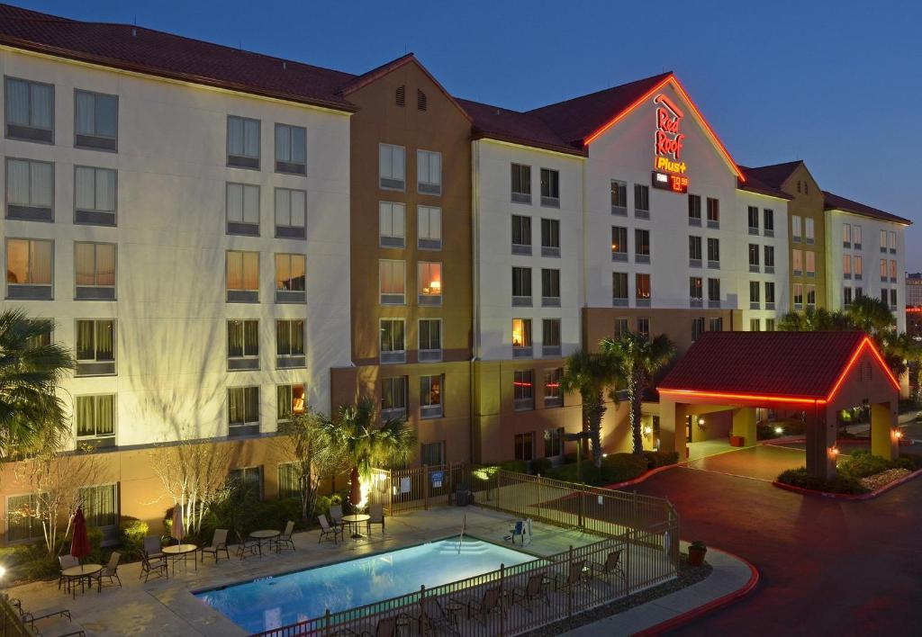 Red Roof Inn PLUS+ San Antonio Downtown - Riverwalk tesisinde veya buraya yakın yüzme havuzu