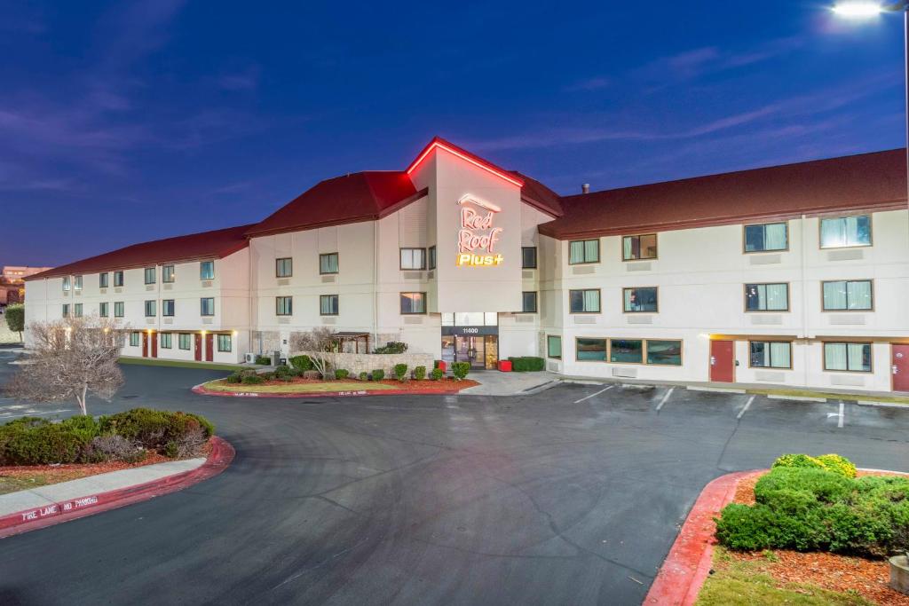 エルパソにあるRed Roof Inn PLUS+ El Paso Eastのホテルの正面に駐車場があります。