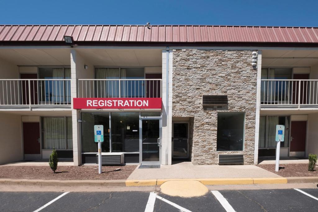 un bâtiment avec un panneau rouge de restriction devant lui dans l'établissement Red Roof Inn Dumfries-Quantico, à Dumfries