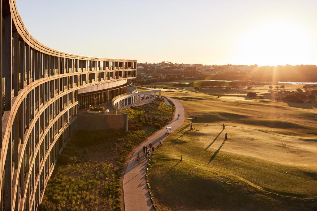 una vista aérea de un edificio con un campo verde en RACV Torquay Resort, en Torquay