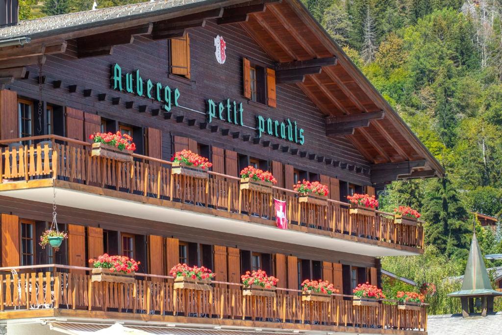 un edificio con cajas de flores en sus balcones en Petit Paradis, en Crans-Montana