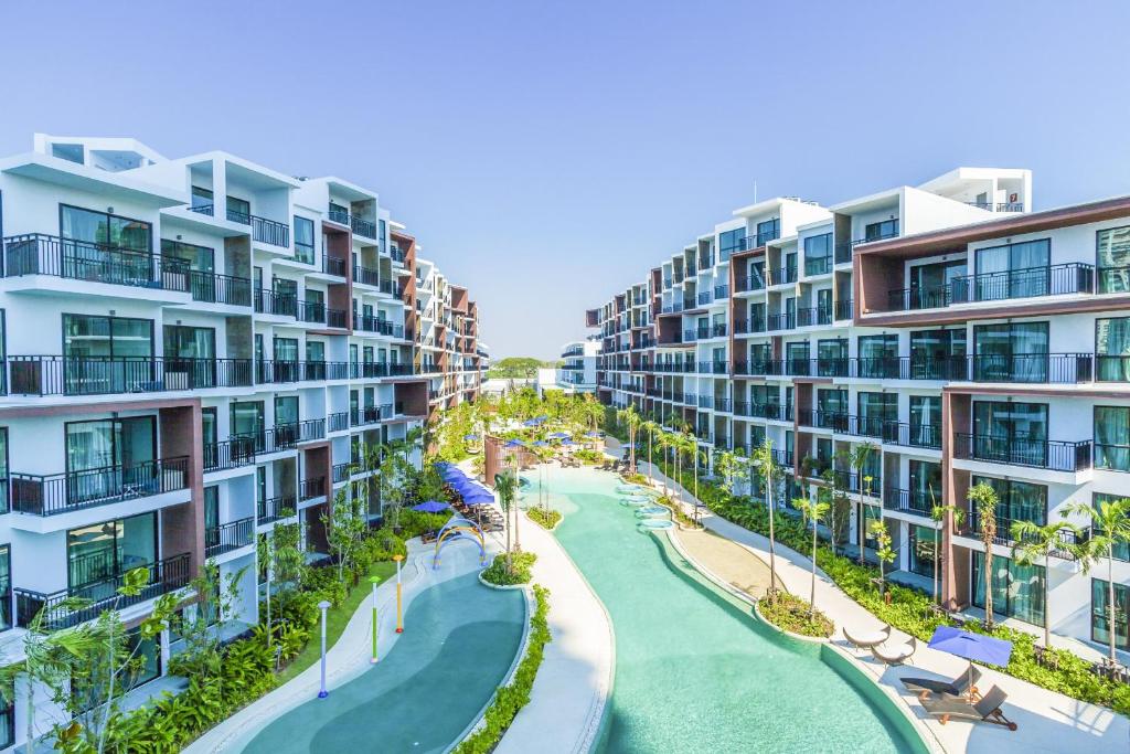 een luchtzicht op een rivier tussen twee appartementsgebouwen bij Centara Life Maris Resort Jomtien in Jomtien Beach