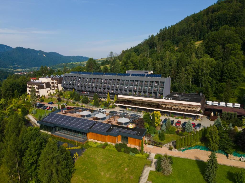 eine Luftansicht eines Gebäudes mit Bahnhof in der Unterkunft Sanatorium Budowlani Szczawnica in Szczawnica