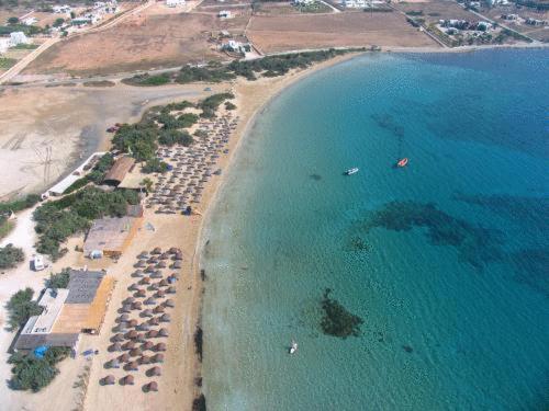 una vista aerea di una spiaggia con barche in acqua di Surfing Beach Huts a Santa Maria