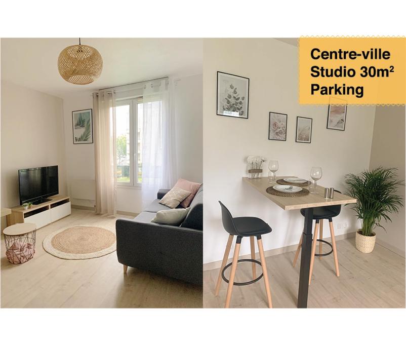 een woonkamer met een bank en een tafel met een stoel bij Studio 30m2 - Au pied de la Gare - PARKING in Cergy