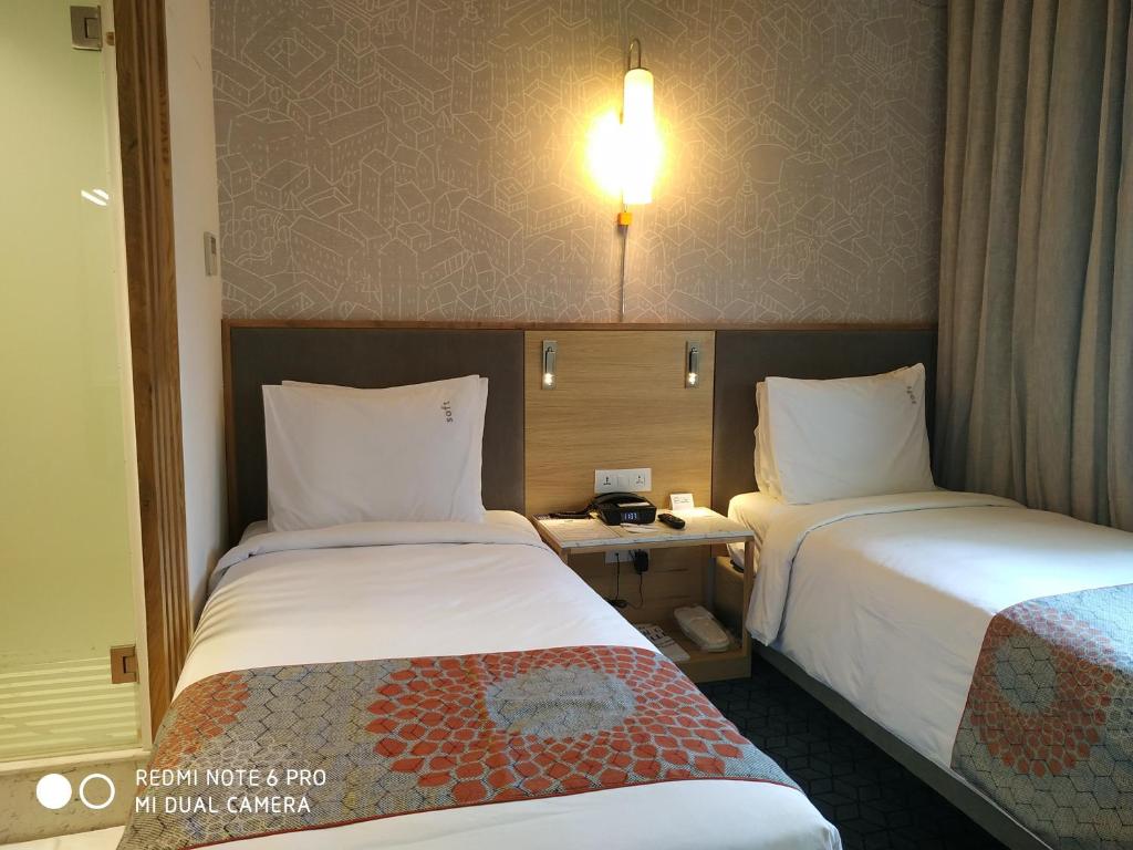 Säng eller sängar i ett rum på Holiday Inn Express Hyderabad Banjara Hills, an IHG Hotel