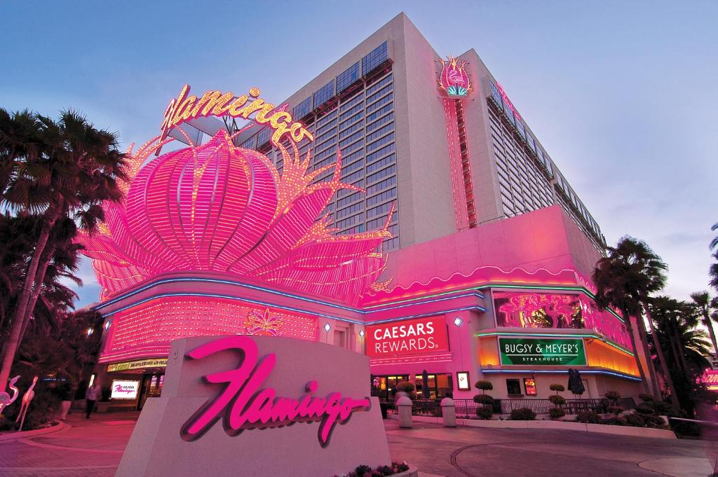 een groot gebouw met een verlicht bord ervoor bij Flamingo Las Vegas Hotel & Casino in Las Vegas