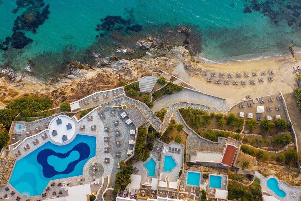 - une vue aérienne sur un complexe près de la plage dans l'établissement Mykonos Grand Hotel & Resort, à Agios Ioannis Mykonos