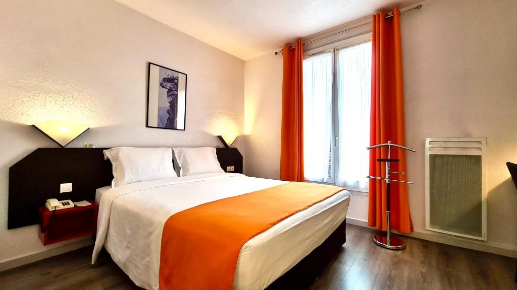 A bed or beds in a room at Boulogne Résidence Hotel