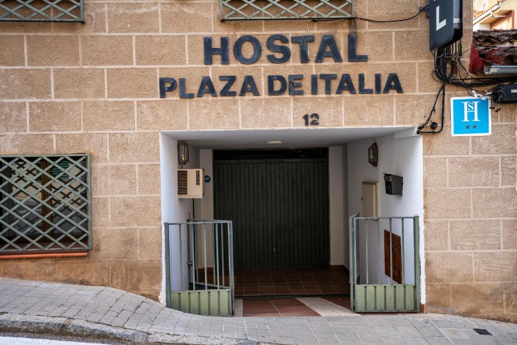 Hostal Plaza de Italia في قصرش: مبنى يحتوي على hospitalka plaza de italia