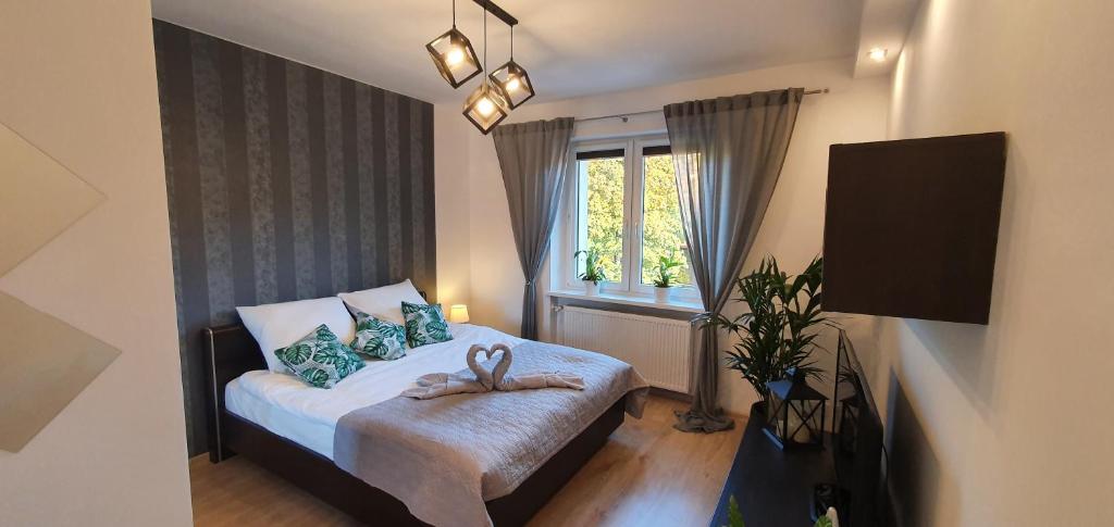 - une petite chambre avec un lit et une fenêtre dans l'établissement Cherry Apartments - WIDOK, à Wałbrzych